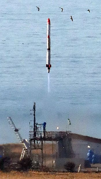 大樹町の実験場から打ち上げられる宇宙観測用小型ロケットＭＯＭＯ（モモ）３号機＝２０１９年