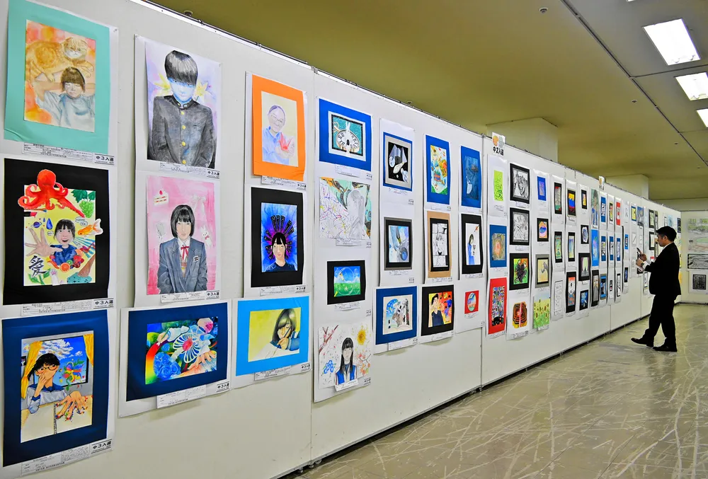 絵画や造形のびのびと　旭川市内の小中生作品展　22日まで