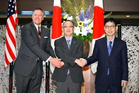 協議前に握手する（左から）ランドー米国務副長官、船越健裕外務事務次官、韓国の朴潤柱外務第1次官=18日午後、東京都港区の飯倉公館（代表撮影）