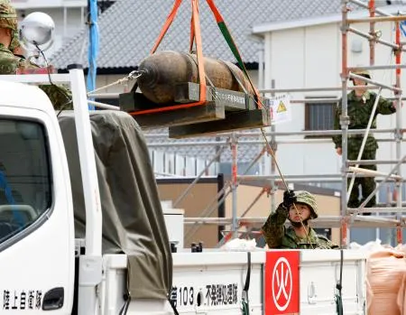 工事現場から回収される不発弾=19日午後、名古屋市東区