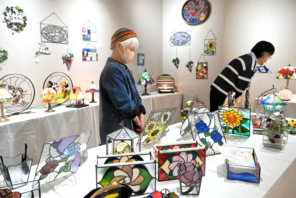 ステンドグラスの小物、個性的 旭川の教室 生徒作品を展示即売：北海道