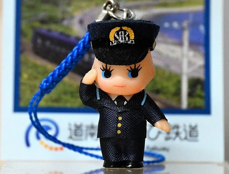キューピー人形、いさ鉄運転士に ストラップ販売：まなぶんデジタル by