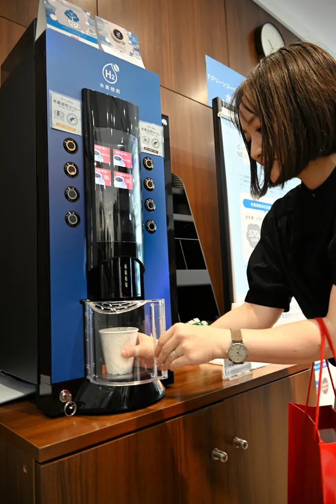 札幌三越にあるUCCの水素焙煎コーヒーマシン