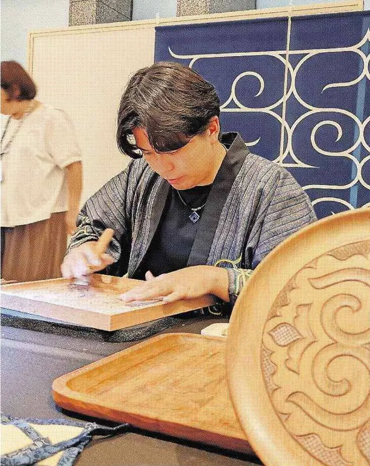 【稀少】アイヌ工芸　アイヌ紋様　手つき盆　シントコ小物入　脚付 アイヌ文様木彫り 手つきなめらか 札幌のホテルで実演 30日まで料理