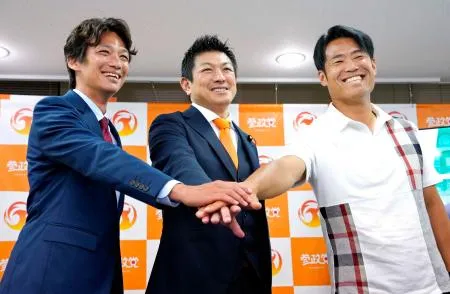 東京都議選で当選を決めた望月正謹氏（左）、最上佳則氏（右）と写真に納まる参政党の神谷代表=23日未明、東京・赤坂の党本部