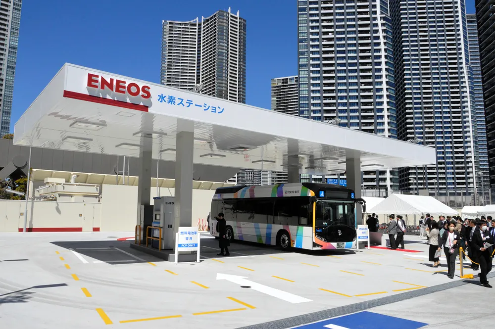 燃料電池車や、近隣の住宅地に水素を供給する東京晴海水素ステーション＝3月27日、東京都中央区