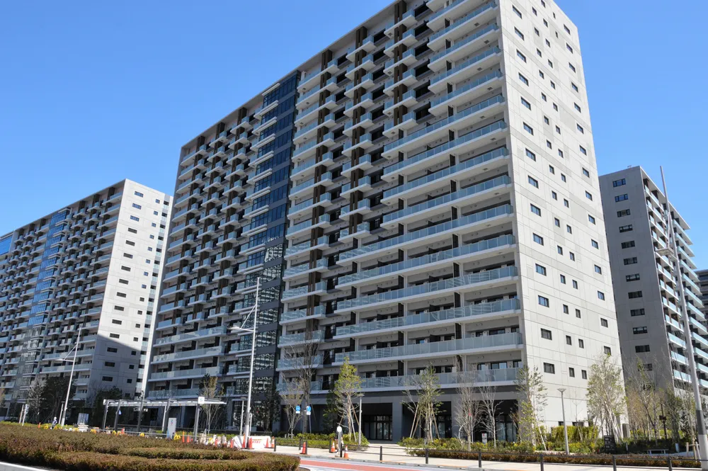 東京オリンピック・パラリンピック選手村を再整備したマンション群「晴海フラッグ」。共用部の照明などで水素由来の電気が使われている