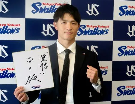 色紙を手にポーズをとるヤクルトの宮本=10日、神宮