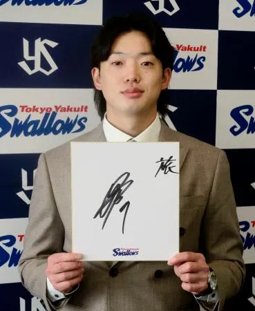 色紙を手にするヤクルトの長岡=10日、神宮
