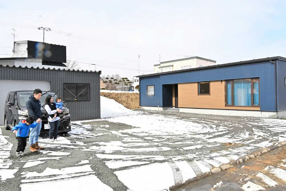 200坪の敷地に立つ後藤さんの住宅。「広い敷地の条件は譲れなかった」と語る＝3月、胆振管内安平町