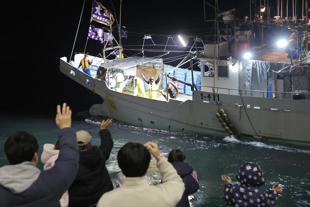 日本水域サケ・マス流し網漁解禁 操業は過去最少15隻 燃油高騰に不安も