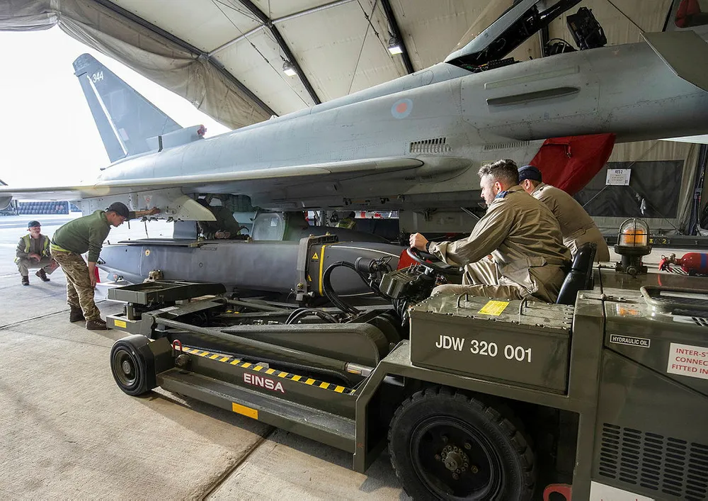 巡航ミサイル「ストームシャドー」を戦闘機に搭載する英空軍の技術者=2021年3月（UKMODⓒCrowncopyright2021・共同）