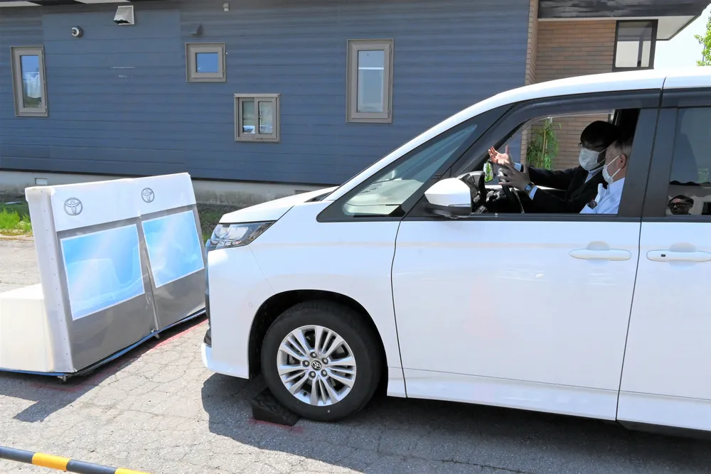 ペダルを踏み間違えても急発進しない機能が搭載されているサポカーに体験乗車する参加者