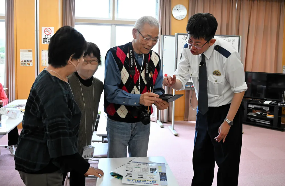 特殊詐欺に注意を 士別署員が高齢者にスマホアプリ案内：北海道新聞