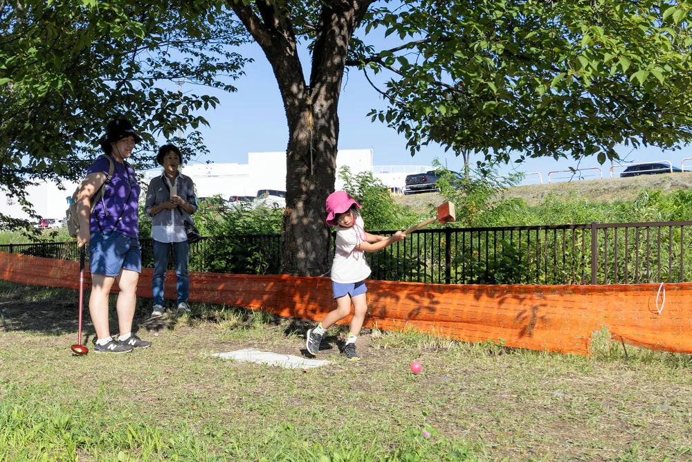 元気よくナイスショット　夏祭りで子どもパークゴルフ大会