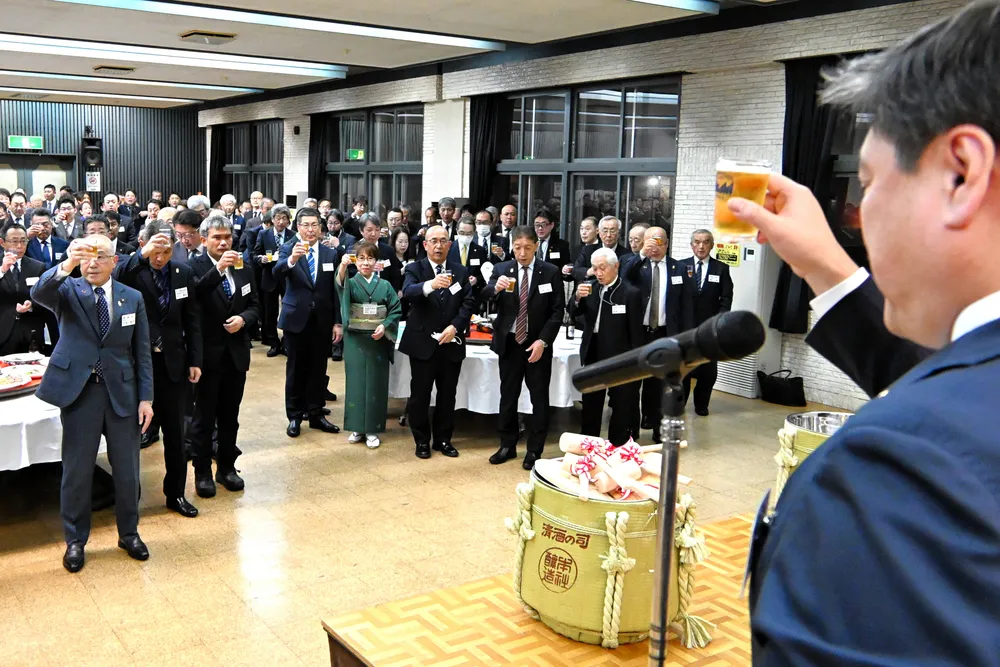 留萌商工会議所の大石昌明会頭（右）の発声で乾杯する新年交礼会の参加者ら