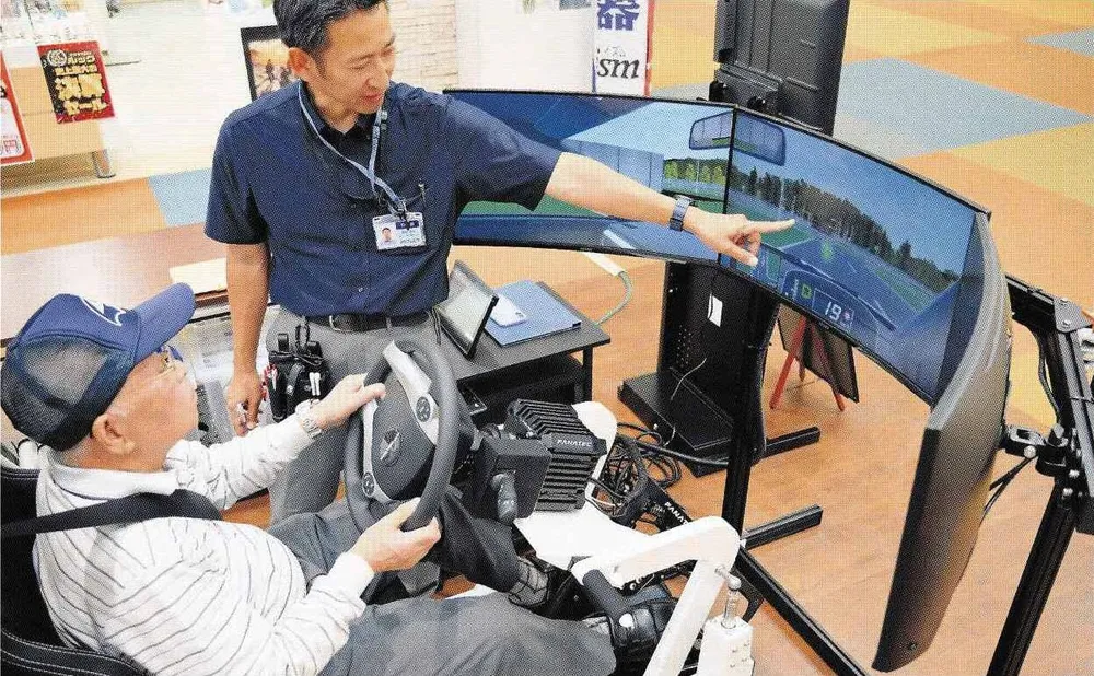 車を運転「ヒヤリ」疑似体験 室蘭署 シミュレーター使い啓発:北海道新聞デジタル