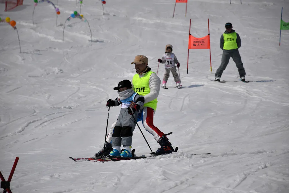 子どもたちが楽しむSUP体験、留萌で雪育フェス開催