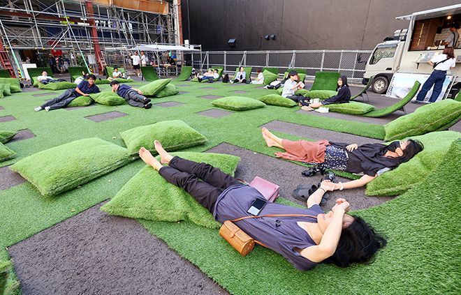 人工芝でできたソファやクッションの上で寝転がる人たち（以下、提供写真以外は村本典之撮影）