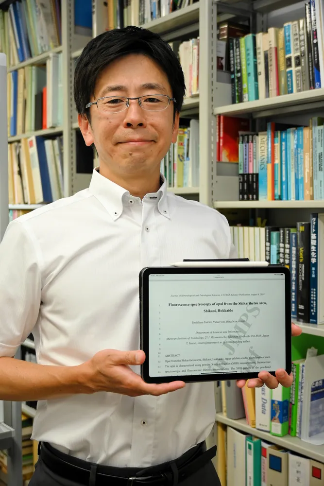 研究成果を紹介したサイトについて説明する飯森教授
