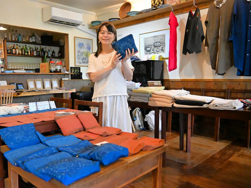 ラオスの手工芸品200点、富良野で展示販売：北海道新聞デジタル