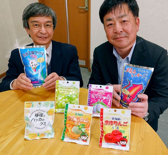 リンゴやハッカ、メロンなど北海道の特産品を生かしたロマンス製菓のグミを紹介する同社営業部の吉田和史さん（右）と橋本誠司さん