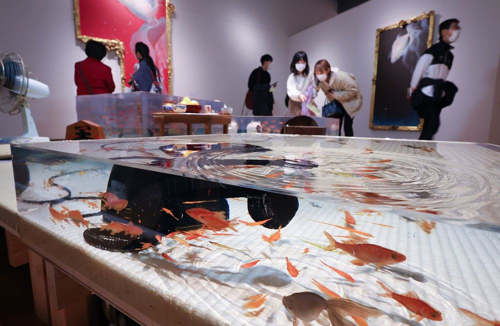 水の揺らぎ、漂う金魚…本物のよう 「深堀隆介展」帯広で開幕：北海道新聞デジタル