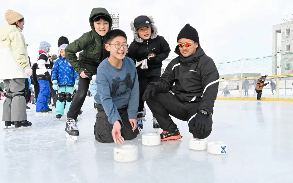 漬物石で「カーリング」　氷上で狙い定めて　函館の催し盛況