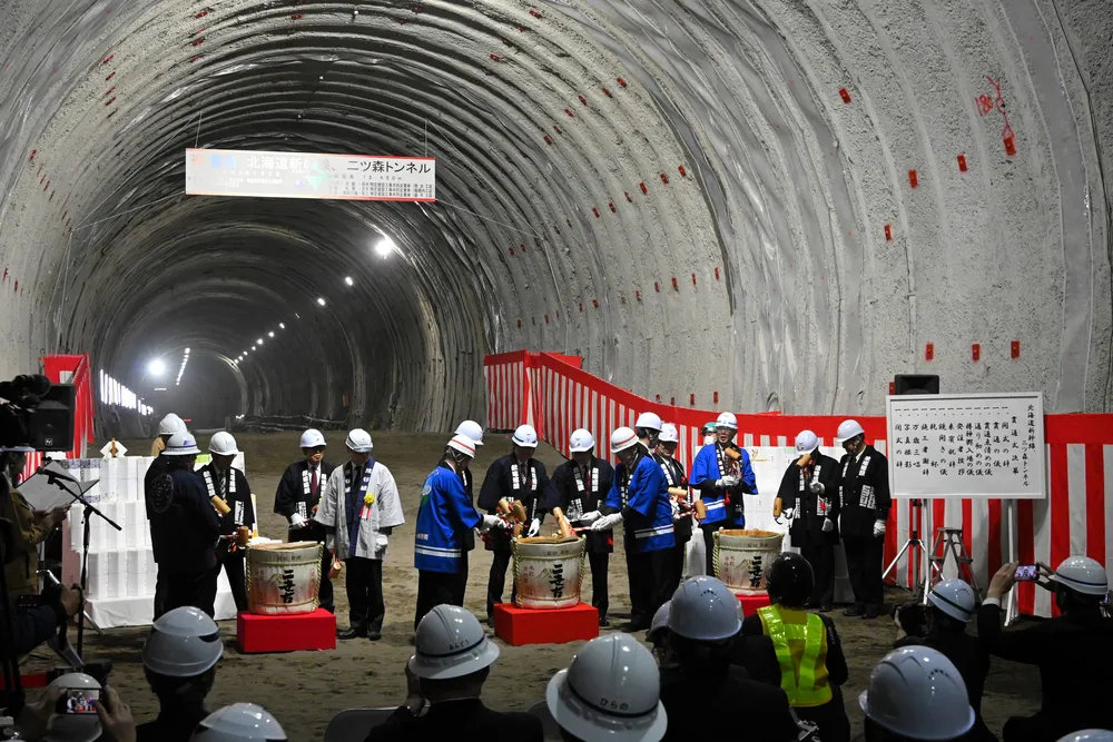北海道新幹線・二ツ森トンネルの貫通祝う 着工10年、仁木などの12キロ
