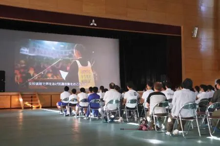 茨城朝鮮初中高級学校で開かれた映画「声よ集まれ」の上映会=18日午後、水戸市