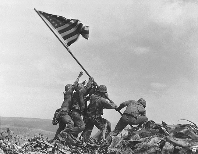 硫黄島南部の摺鉢山山頂に星条旗を立てる米軍兵士たち＝１９４５年２月（ＡＰ＝共同）