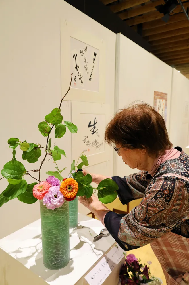 川柳にある「喜怒哀楽」を花の色で表現した生け花などが並ぶ会場