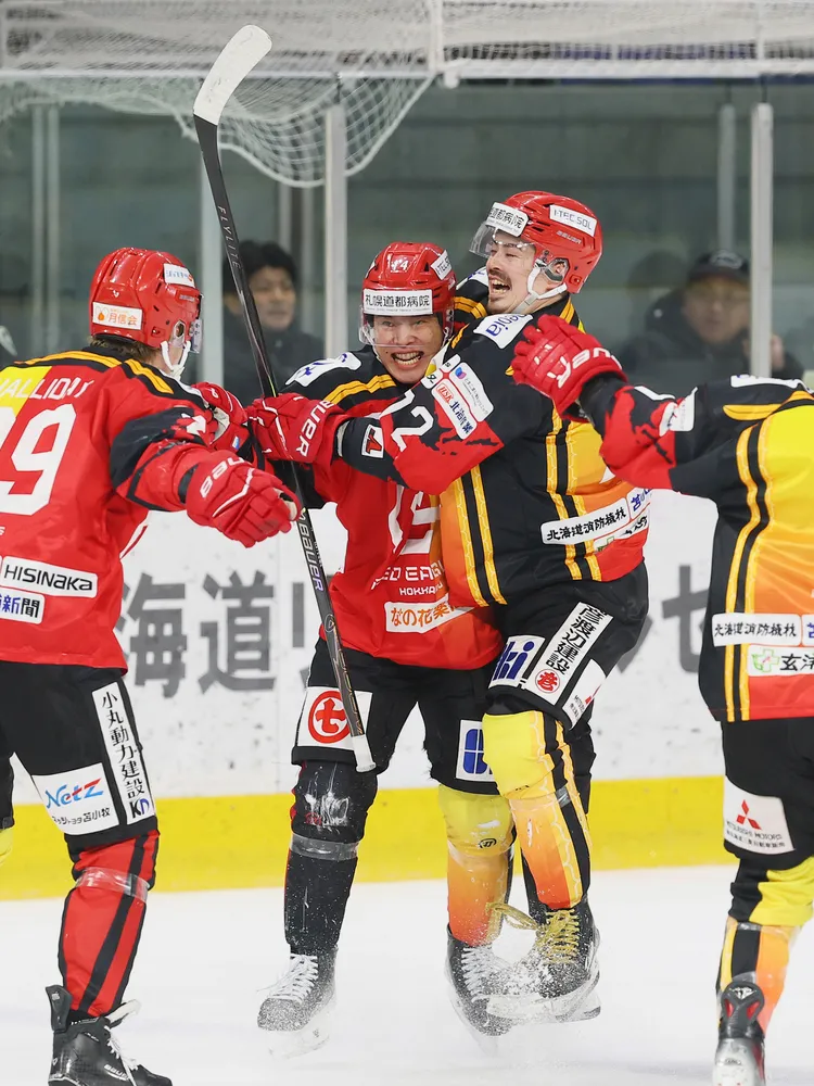 アイスホッケーレッドイーグルス14季ぶり優勝