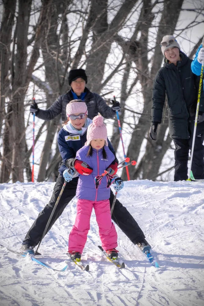 雪原に笑顔、夢の滑走！ 石田正子さん、故郷・美幌で初のクロカン教室