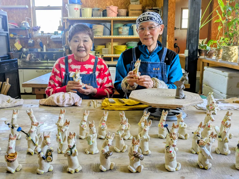 幸せを白馬に乗せて 登別の健千窯、新年へ干支「午」の置物作り