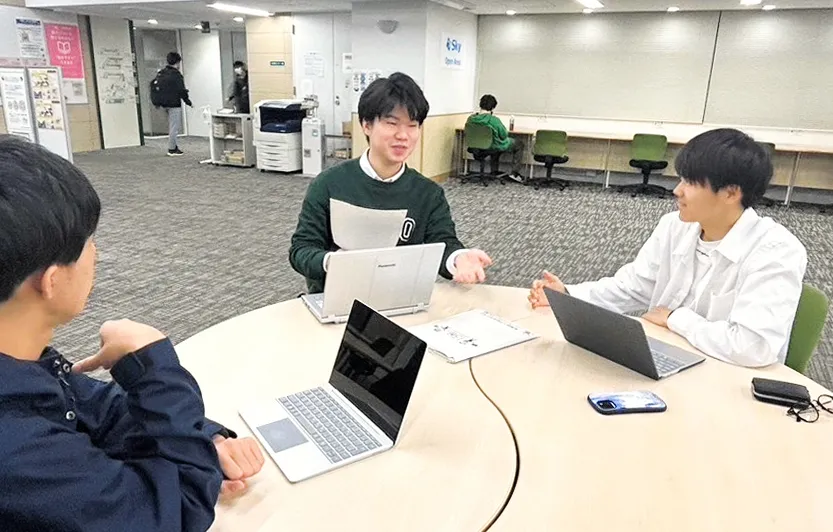 北大祭でのPRに向けて話し合う西本さん（中央）らプロジェクトのメンバー（西本さん提供）