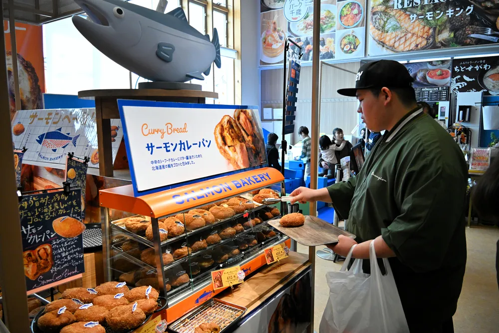 サケのパン、丼食べにおいで 道の駅で「ちとせ春の鮭まつり」開催中