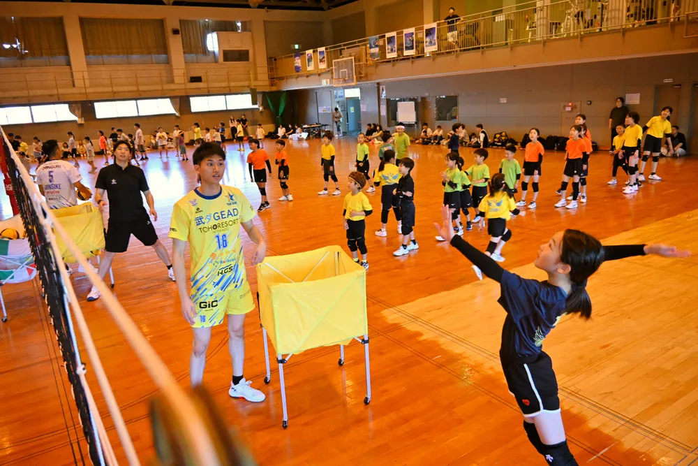 北海道イエロースターズ 岩見沢で教室 SVリーグ選手が小学生70人に指導