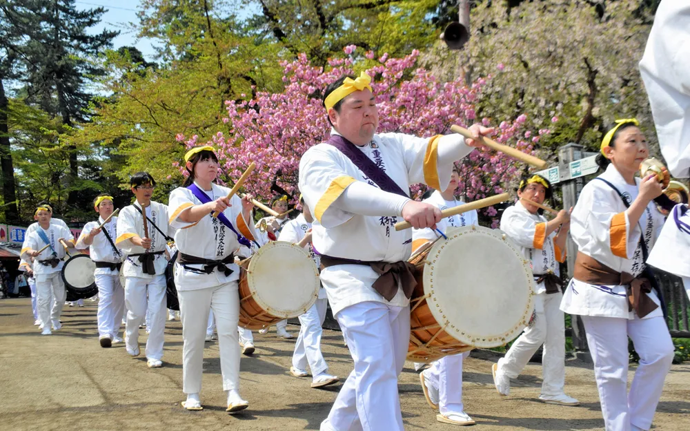 登山囃子 春風に乗せて 弘前公園でパレード：北海道新聞デジタル