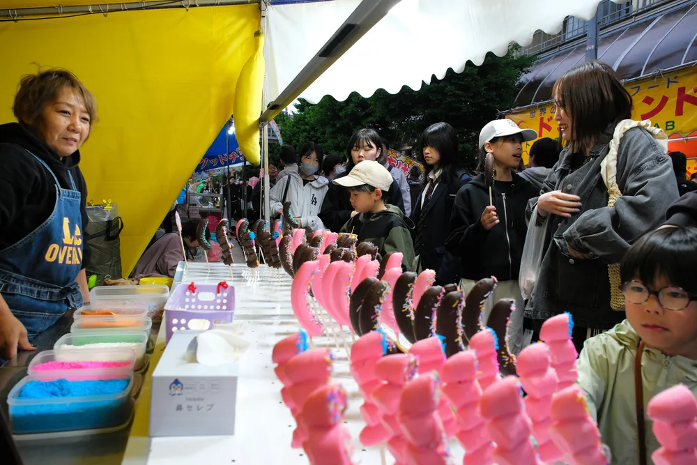 雨なんの、屋台巡り楽しい！ 滝川神社例大祭始まる：北海道新聞デジタル