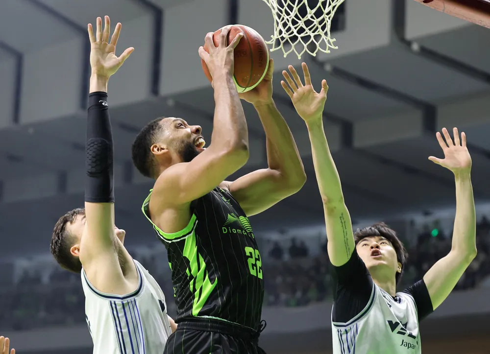 第1クオーター、シュートを決めるオカフォー（中央）=西野正史撮影