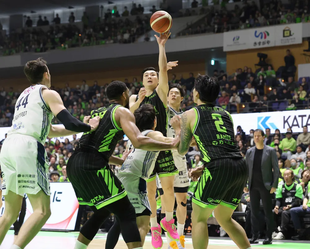 第1クオーター、シュートを決める富永（中央）=西野正史撮影