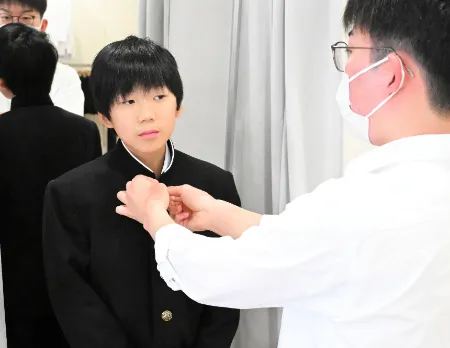 4月に入学する中学校の制服を試着する児童=1月中旬、札幌市東区の「カンコーショップ札幌北42条店」