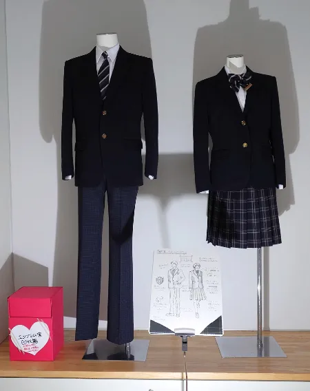 啓明中の新しい標準服。エンブレムについてのアイデアも募集した（同校提供）