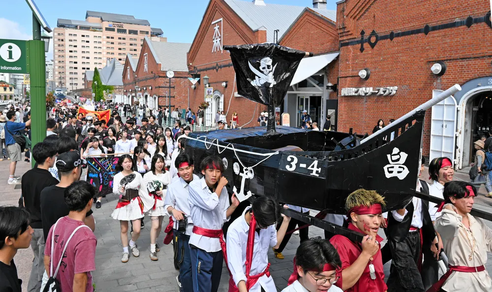 函館西高の仮装パレード。クラスで異なるテーマの衣装をまとい、西部地区を行進した