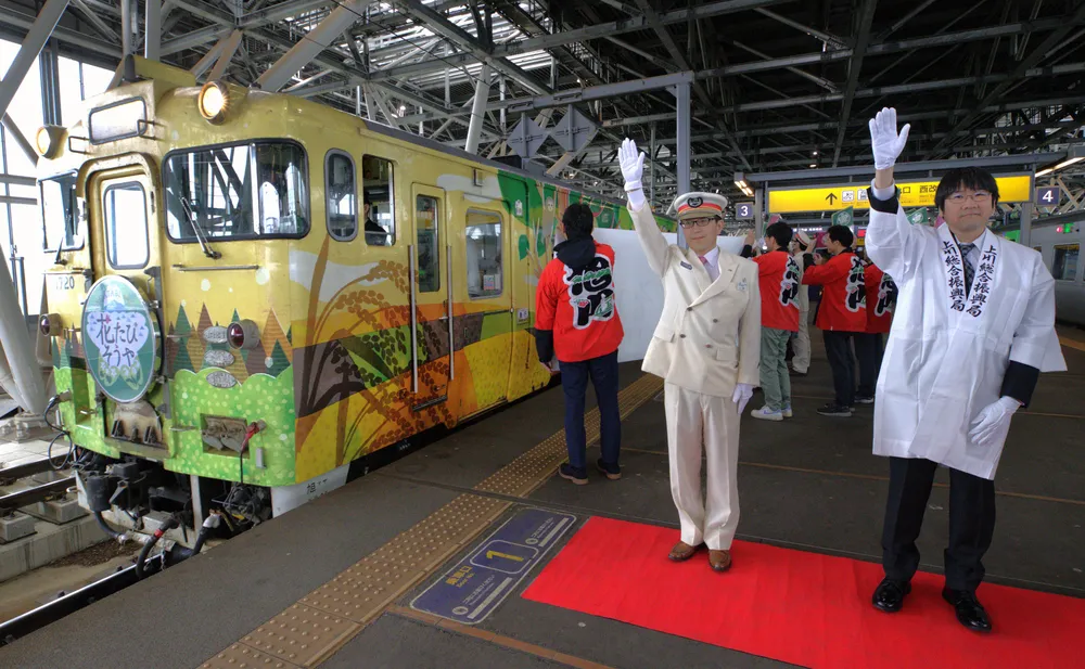 花たび そうや」熱い歓迎 今年の運行開始 稚内駅で50人出迎え