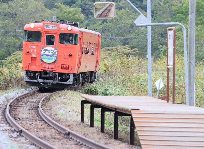 ＪＲ宗谷線を代表する“秘境駅”の糠南駅に近づく列車。朱色の塗色はファンから「タラコ」と呼ばれ親しまれている＝９月２３日