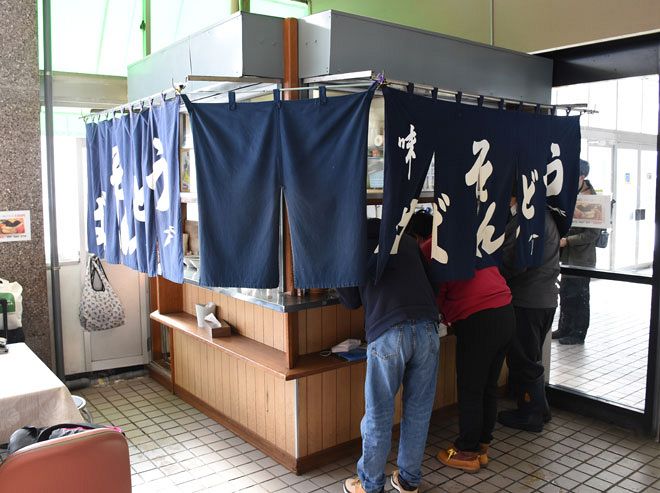 留萌駅構内で営業する立ち食いそば店。鉄道ファンや地元住民で客足は絶えません