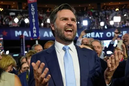 15日、米共和党大会の会場に到着したバンス上院議員=ウィスコンシン州ミルウォーキー（AP=共同）