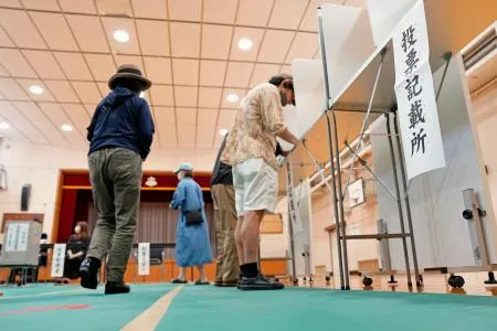東京都議選の投票をする有権者=22日午前、東京都港区